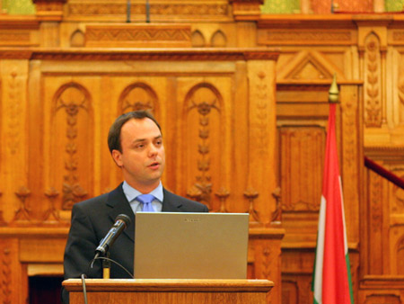 Nyitrai Zsolt megnyitja a konferenciát (Fotó: NFM) Nyitrai Zsolt megnyitja a konferenciát (Fotó: NFM)