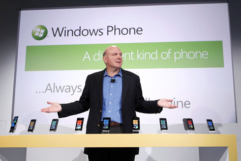 Steve Ballmer bemutatja a hadsereget (Fotó: Microsoft) Steve Ballmer bemutatja a hadsereget (Fotó: Microsoft)